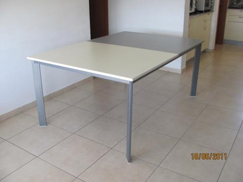 שולחן אוכל אהרון